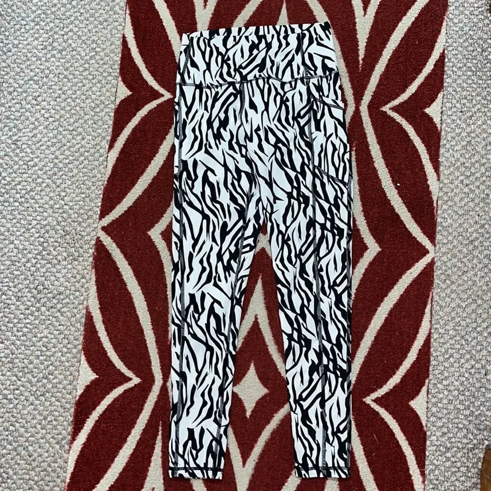 EUC WOMEN SIZE 4 ZYIA ACTIVE SAFARI POCKET BRILLIANT HI-RISE 7/8 ZEBRA LEGGINGS